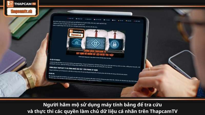 Người hâm mộ sử dụng máy tính bảng để tra cứu và thực thi các quyền làm chủ dữ liệu cá nhân trên ThapcamTV