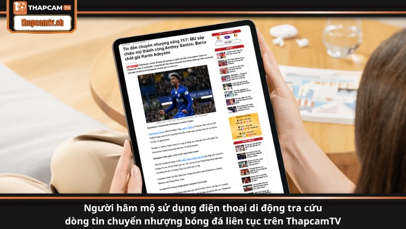 Người hâm mộ sử dụng điện thoại di động tra cứu dòng tin chuyển nhượng bóng đá liên tục trên ThapcamTV