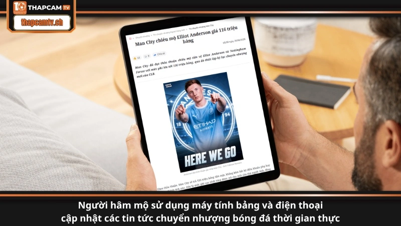 Người hâm mộ sử dụng máy tính bảng và điện thoại cập nhật các tin tức chuyển nhượng bóng đá thời gian thực