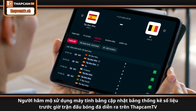 Người hâm mộ sử dụng máy tính bảng cập nhật bảng thống kê số liệu trước giờ trận đấu bóng đá diễn ra trên ThapcamTV
