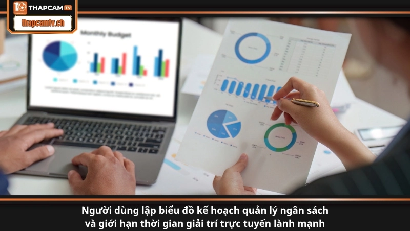 Người dùng lập biểu đồ kế hoạch quản lý ngân sách và giới hạn thời gian giải trí trực tuyến lành mạnh