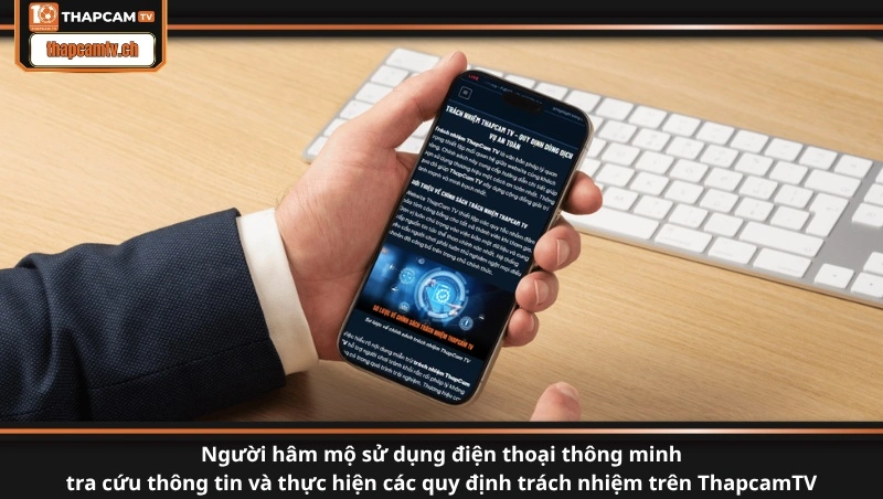 Người hâm mộ sử dụng điện thoại thông minh tra cứu thông tin và thực hiện các quy định trách nhiệm trên ThapcamTV